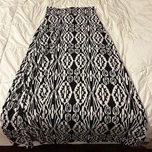 Living Doll brand Black & White Maxi Skirt - Medium - Great condition!